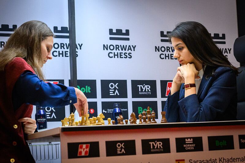 Anna Muzychuk y Sara Khadem, durante la apertura de su enfrentamiento en Stavanger