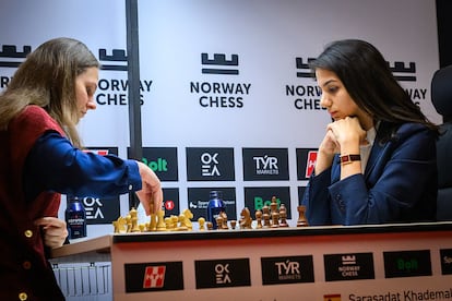 Anna Muzychuk y Sara Khadem, durante la apertura de su enfrentamiento en Stavanger