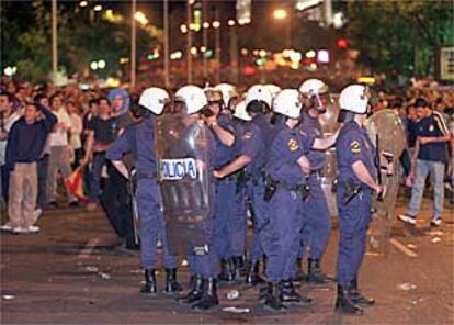 Policías antidisturbios en Cibeles durante la celebración de la octava Copa de Europa del Madrid.