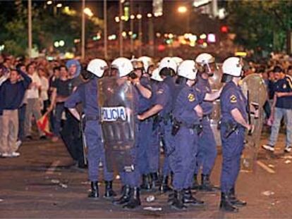 Policías antidisturbios en Cibeles durante la celebración de la octava Copa de Europa del Madrid.