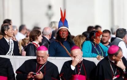 Un nativo americano asiste a la audiencia general del miércoles en la plaza de San Pedro en el Vaticano.