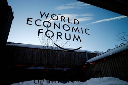 Imagen del logotipo del World Economic Forum en un edificio en Davos, Suiza