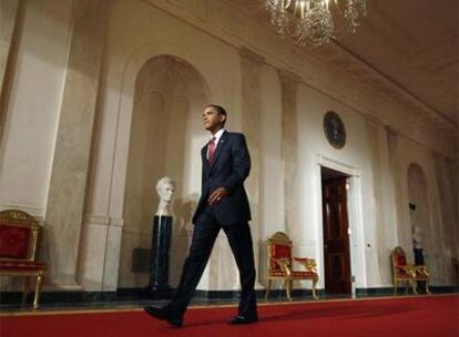 Barack Obama se dirige a la Sala Este de la Casa Blanca para comparecer ante los medios de comunicación.