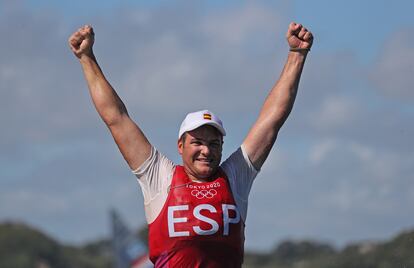 Joan Cardona celebra la medalla de bronce tras la Medal Race de la clase Finn.