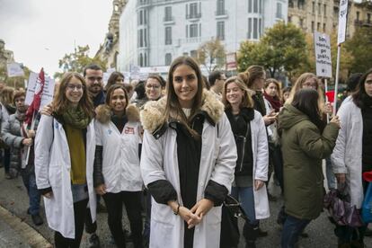 Elena Pérez acaba de començar com a resident a l'Àrea Bàsica de Salut de Martorell i ha secundat la protesta amb un grup de companys que es queixen d'un empitjorament en la seva formació. “Els nostres tutors haurien de tenir menys pacients, amb el nombre actual és inviable que tinguin temps per explicar-nos els casos”, apunta Pérez.