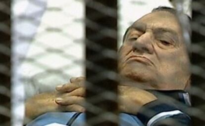 El expresidente egipcio, Hosni Mubarak, acude en camilla a la segunda vista del juicio