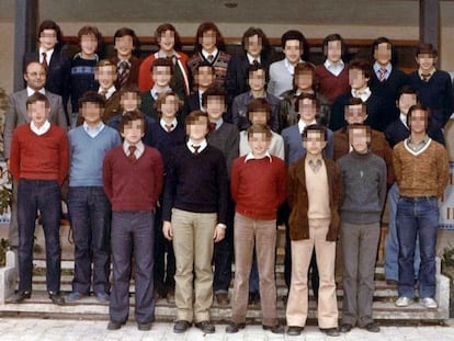 El hermano Marino González, a la izquierda en la segunda fila, posa junto a un curso del colegio marista de Talavera de la Reina a finales de los años 70.