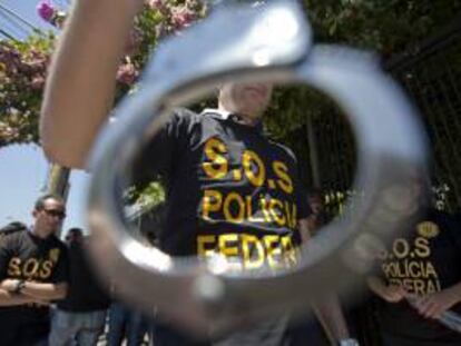 Los agentes de la Policía Federal amenazaron recientemente con cruzar los brazos durante el Mundial para obtener ventajas en las negociaciones anuales de reajuste salarial. EFE/Archivo