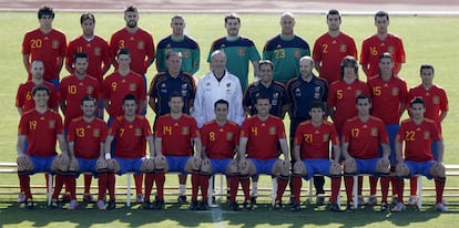 Los componentes de la selección española posan con las camisetas que lucirán en el Mundial.