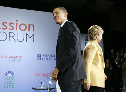 El aspirante a la candidatura presidencial demócrata Barack Obama se cruza en el escenario con su rival Hillary Clinton en un acto en Grantham (Pensilvania).