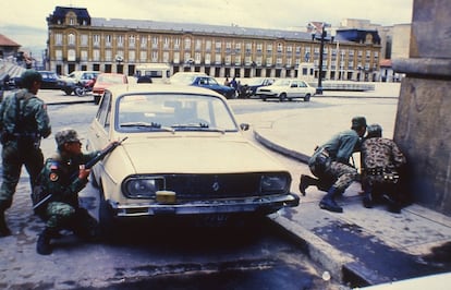 Militares se preparan a retomar el Palacio de Justicia de Colombia, en 1985