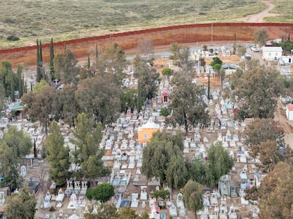 Cementerio de Tecate, junto al muro fronterizo en México