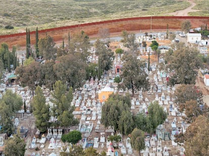 Cementerio de Tecate, junto al muro fronterizo en Mxico