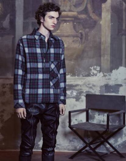 Sobrecamisa de lana, jersey y pantalón de piel con cremalleras, todo, Bottega Veneta. La silla plegable es el diseño Director en ante ‘intrecciato’ y acabados en bronce. Todo, Bottega Veneta Home Collection.