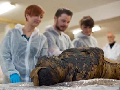 La momia egipcia embarazada es observada por investigadores del Warsaw Mummy Project.