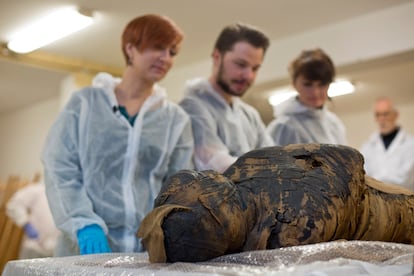 La momia egipcia embarazada es observada por investigadores del Warsaw Mummy Project.