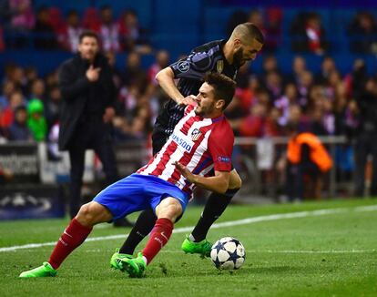 Benzema (derecha) se hace con el balón tras una jugada fallida de Koke.