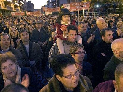 Un momento de la manifestación celebrada ayer por la tarde en Dénia.