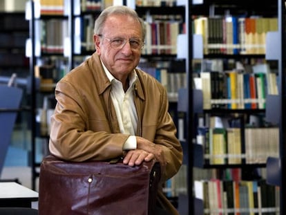 El neurólogo Joaquín Fuster, en la biblioteca de la Universidad Pompeu Fabra de Barcelona en 2007