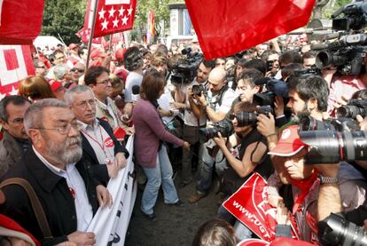 Los líderes sindicales Cándido Méndez e  Ignacio Fernández Toxo (ambos en primer término, tras la pancarta de cabecera), en el momento del arranque de la manifestación del Día del Trabajo.