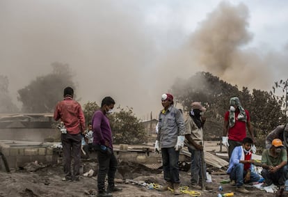 Al pasar las horas los civiles continúan por cuenta propia la búsqueda de sus familiares bajo las cenizas del volcán.