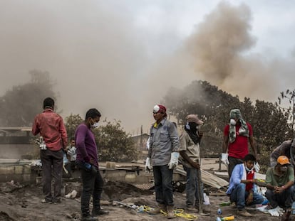 Al pasar las horas los civiles continúan por cuenta propia la búsqueda de sus familiares bajo las cenizas del volcán.