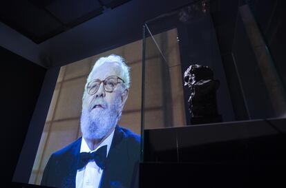 Una estatuilla de Goya en la exposición 'Berlanguiano, Luis García Berlanga (1921-2021)', durante el día de su inauguración en la Real Academia de Bellas Artes de San Fernando el 9 de junio.