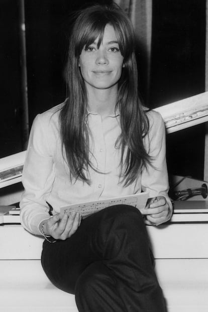 Las musas de la moda y la música francesa de los 60 tienen algo en común: una melena castaña, larga, lisa y con flequillo. Françoise Hardy es la clara demostración.