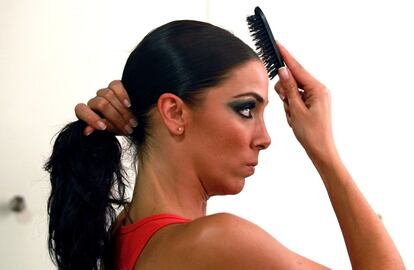 Cómo sí fueran peluqueras profesionales, las bailarinas esculpen su cabello, antes de las actuaciones.