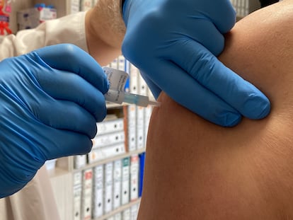 Vacunación en el Hospital Regional de Málaga dentro del ensayo clínico de la vacuna de Hipra contra la covid, el pasado febrero.