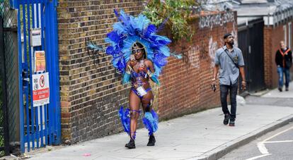 Una mujer se dirige al desfile principal del carnaval de Notting Hill