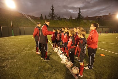 Los preparadores dan instrucciones a los niños durante la sesión.