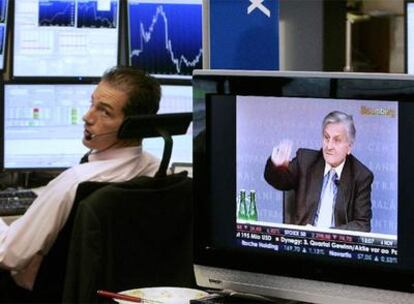 Retransmisión en la Bolsa de Francfort de una rueda de prensa de Jean-Claude Trichet.