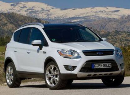 El Ford Kuga 2.5i incluye traccin 4x4.