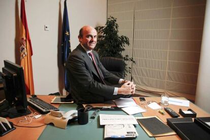 El ministro de Economía, Luis de Guindos, en el despacho de su Ministerio.