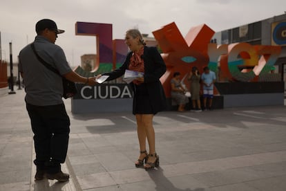 Silvia Delgado, defensora de Joaquín 'El Chapo' Guzmán en 2016, distribuye material de campaña en Ciudad Juárez, el pasado 12 de mayo.