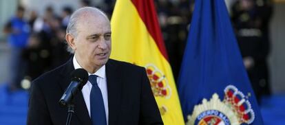 El ministro del Interior, Jorge Fern&aacute;ndez D&iacute;az, en un acto de entrega de la bandera de Espa&ntilde;a a la Polic&iacute;a Nacional en la escuela policial de &Aacute;vila. 