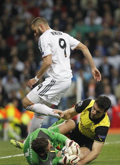 Benzema intenta coger el balón