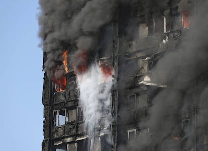 Chamas e fumaça no entorno da Torre Grenfell durante o incêndio.