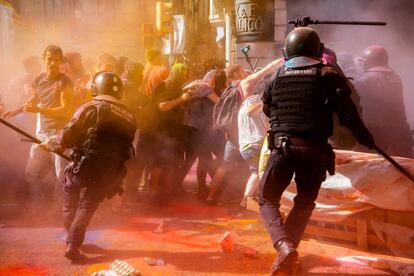 Mafestants independentistes s'enfronten als Mossos d'Esquadra mentre protesten contra una manifestació de policies.