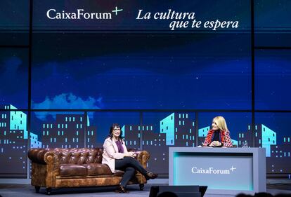 La directora general adjunta de la Fundación La Caixa, Elisa Durán (izquierda), y la actriz Cayetana Guillén Cuervo en la presentación de CaixaForum+.