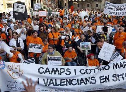 La manifestación, ayer, a su llegada a la plaza de la Virgen, ante el Palau de la Generalitat.