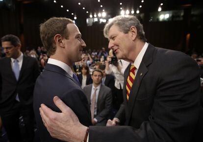 Mark Zuckerberg (i) saluda al senador Bill Cassidy (d) antes de declarar ante el Senado de Estados Unidos, el 10 de abril de 2018. 