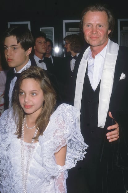 Jon Voight con sus hijos, James Haven y Angelina Jolie, en 1986.