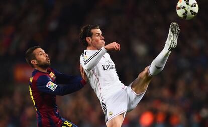 Bale intenta un control acrobàtic davant Alba.