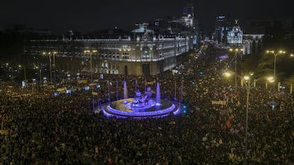 La manifestaci&oacute;n de Madrid, a su paso por la Plaza de Cibeles.
 