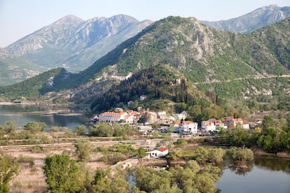 Virpazar, una de las principales localizaciones alrededor del lago.