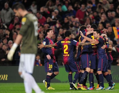 Los jugadores del Barça festejan un gol ante Casilla.