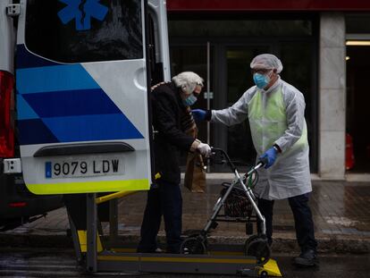 Voluntarios de la ONG Pro-Activa Open Arms trasladan a personas mayores de una residencia de Barcelona a hospitales de la ciudad.