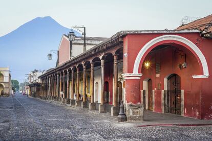 El portal de Antigua Guatemala y sus calles empedradas son una característica de su origen colonial.